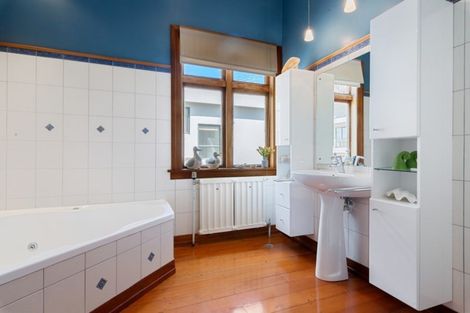 Photo of property in 210 Oriental Parade, Oriental Bay, Wellington, 6011