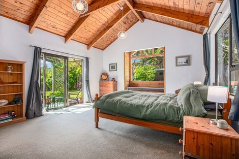 Photo of property in 104 Airlie Road, Plimmerton, Porirua, 5026