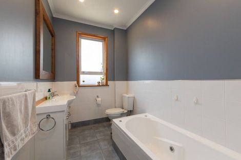 Photo of property in 9 Innes Place, Roslyn, Palmerston North, 4414