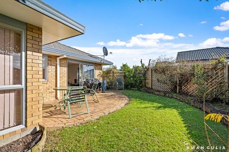 Photo of property in 32 Heversham Place, Glendene, Auckland, 0602