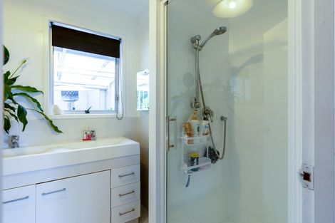 Photo of property in 52 Staincross Street, Green Bay, Auckland, 0604