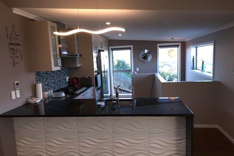 Photo of property in 6b Sunhaven Drive, Newlands, Wellington, 6037