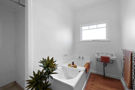 Photo of property in 9d Paynters Avenue, Strandon, New Plymouth, 4312
