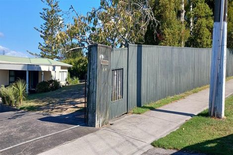 Photo of property in 40 Waimumu Road, Massey, Auckland, 0614