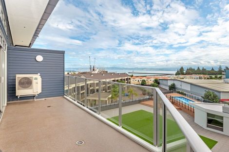 Photo of property in 2/4 Reads Quay, Gisborne, 4010