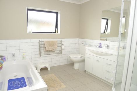 Photo of property in 100 Guildford Drive, Paraparaumu Beach, Paraparaumu, 5032