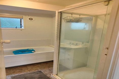 Photo of property in 2/2 Barker Rise, Northcross, Auckland, 0632