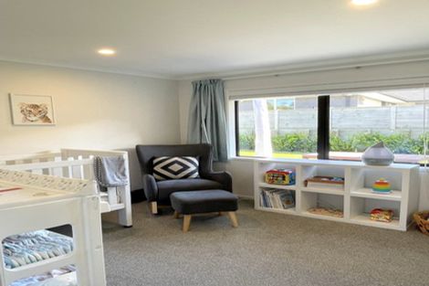 Photo of property in 17 Mooring Close, Whitby, Porirua, 5024