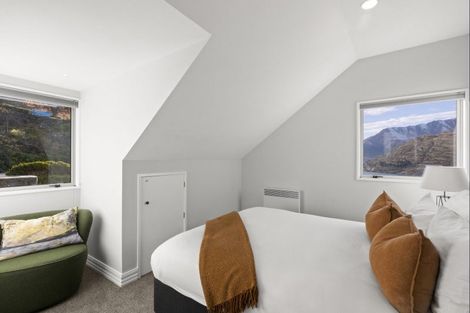 Photo of property in 10 Peregrine Place, Queenstown, 9300