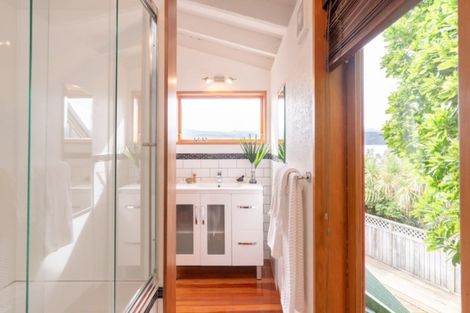 Photo of property in 6 Nakora Road, Karaka Bays, Wellington, 6022