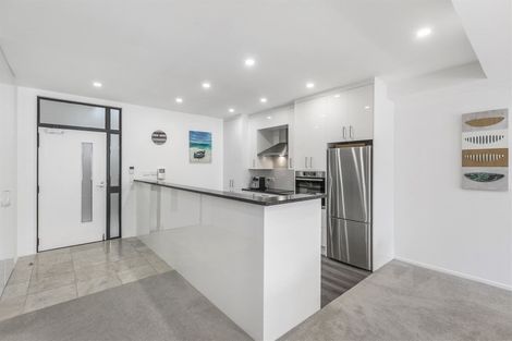 Photo of property in 2a/2 Frieston Road, Milford, Auckland, 0620