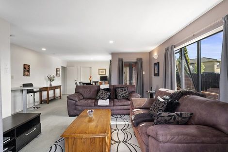 Photo of property in 8 Owl Court, Unsworth Heights, Auckland, 0632