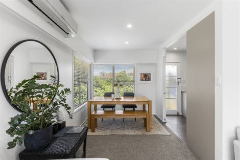 Photo of property in 3/9 Roberts Avenue, Bayswater, Auckland, 0622