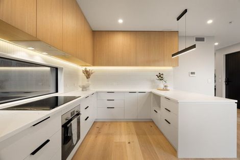 Photo of property in 8a Catalina Crescent, Forrest Hill, Auckland, 0620