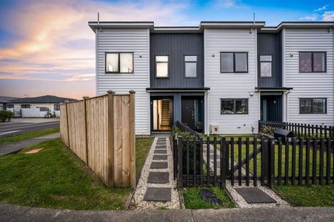 Photo of property in 2 Lumbarda Drive, Kumeu, 0810