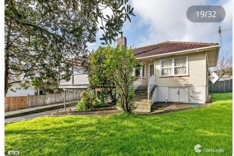Photo of property in 10 Bishop Street, Green Bay, Auckland, 0604