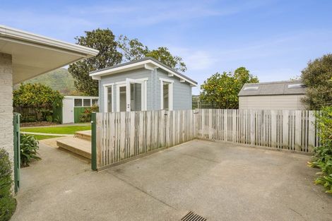 Photo of property in 18 Rewarewa Crescent, Waikanae, 5036