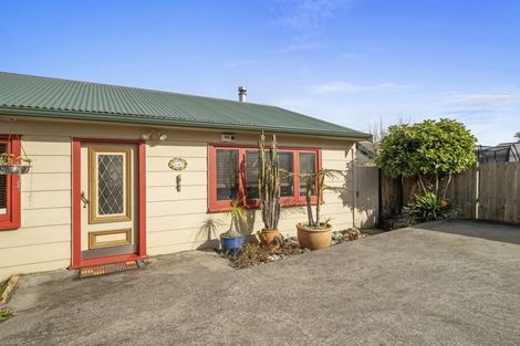 Photo of property in 1/230 East Coast Road, Forrest Hill, Auckland, 0620