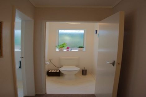 Photo of property in 40f2 Salford Street, Newlands, Wellington, 6037