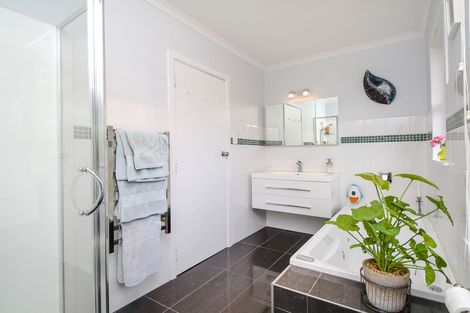 Photo of property in 34 South Lynn Road, Titirangi, Auckland, 0604