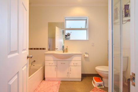 Photo of property in 40 Roberts Road, Glenfield, Auckland, 0629