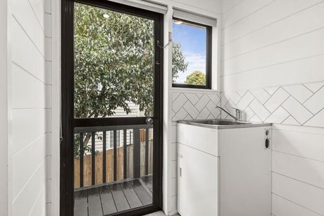 Photo of property in 2/21 Tahu Crescent, Sunnynook, Auckland, 0620