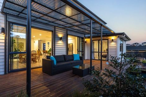 Photo of property in 39 Syd Grant Crescent, Orewa, 0931