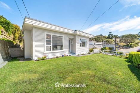Photo of property in 17 Maungaraki Road, Korokoro, Lower Hutt, 5012