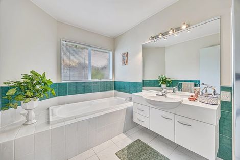 Photo of property in 15 Bluefin Way, West Harbour, Auckland, 0618
