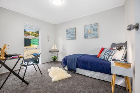 Photo of property in 104 Omapere Street, Whitby, Porirua, 5024