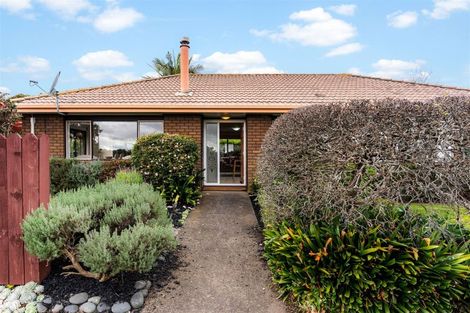 Photo of property in 14 West Fairway, Golflands, Auckland, 2013