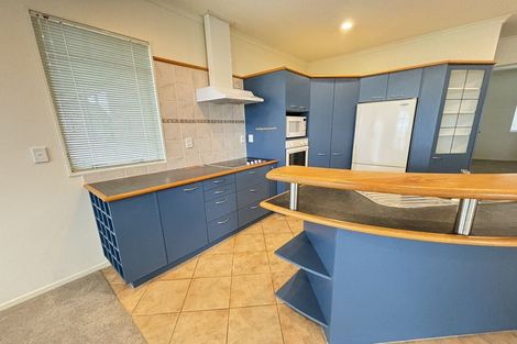Photo of property in 8 Rosebay Rise, Henderson, Auckland, 0610