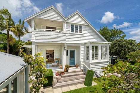 Photo of property in 5 Turnbull Road, Narrow Neck, Auckland, 0624