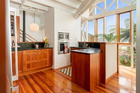 Photo of property in 6 Nakora Road, Karaka Bays, Wellington, 6022