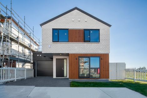 Photo of property in 8 Taipahitini Road, Rosehill, 2113