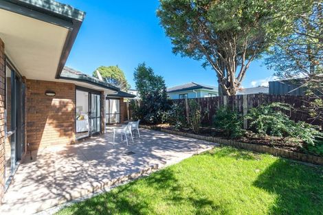 Photo of property in 17 Copplestone Place, New Lynn, Auckland, 0600