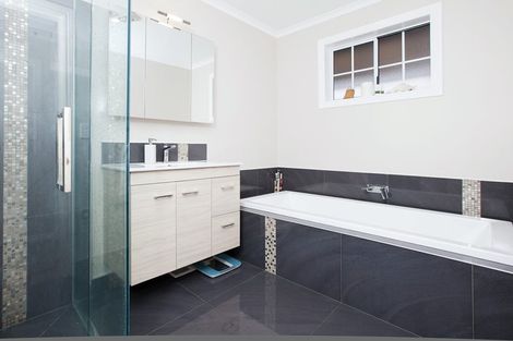 Photo of property in 7a Chatswood Grove, Fitzroy, New Plymouth, 4312