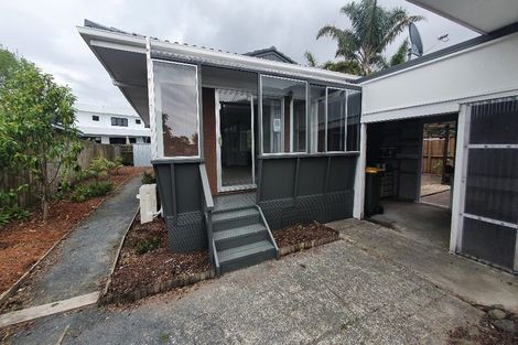 Photo of property in 24 Walton Street, Red Beach, 0932