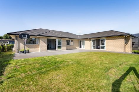 Photo of property in 12 Oakmont Crescent, Waiwhakaiho, New Plymouth, 4312