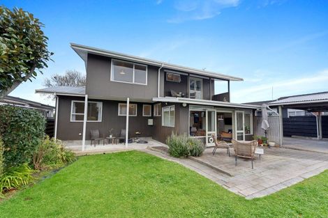 Photo of property in 19 Hillcrest Drive, Kelvin Grove, Palmerston North, 4414