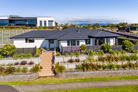 Photo of property in 4 Vardon Way, Waiwhakaiho, New Plymouth, 4312