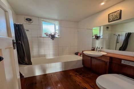 Photo of property in 1 Hungerford Road, Lyall Bay, Wellington, 6022