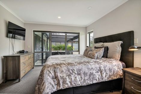 Photo of property in 122 Pohutukawa Place, Waiwhakaiho, New Plymouth, 4312