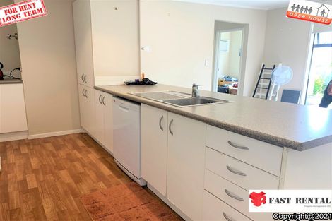 Photo of property in 15 Ozich Avenue, Te Atatu South, Auckland, 0610