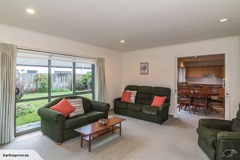 Photo of property in 135 Guildford Drive, Paraparaumu Beach, Paraparaumu, 5032