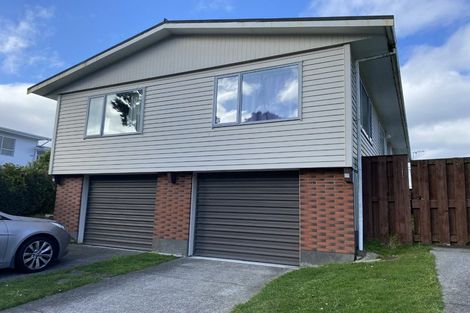 Photo of property in 30 Somes Crescent, Newlands, Wellington, 6037