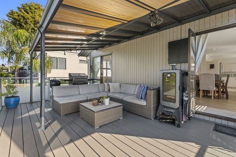 Photo of property in 27 Pohutukawa Avenue, Shelly Park, Auckland, 2014
