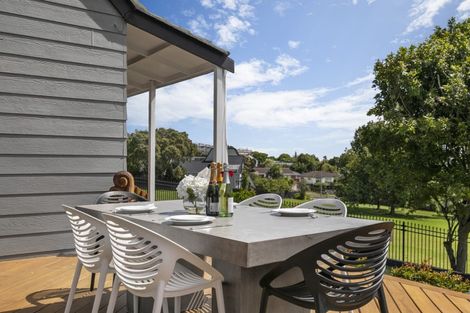 Photo of property in 15 Dalwhinnie Parade, Highland Park, Auckland, 2010