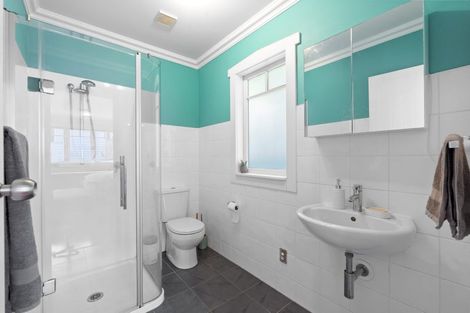 Photo of property in 42 Mountain Road, Henderson Valley, Auckland, 0612