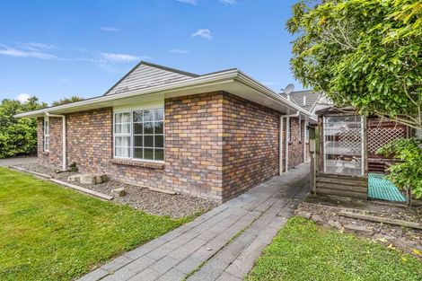 Photo of property in 16 Rosebank Avenue, Kelvin Grove, Palmerston North, 4414